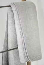 Indlæs billede til gallerivisning Ib Laursen - Quiltet tæppe m. hvide og mørkegrå striber