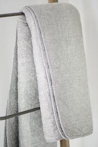 Ib Laursen - Quiltet tæppe m. hvide og mørkegrå striber