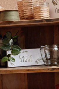 "HYGGE" metalskilt m. grønne blade