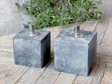 Indlæs billede til gallerivisning Chic Antique - Olielampe i cement - H20cm - antique kul