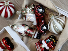 Indlæs billede til gallerivisning Chic Antique - Julekugle m. striber - Cherry