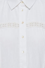 Indlæs billede til gallerivisning B. Young &quot;Jallo Lace&quot; skjorte i fv. optical white