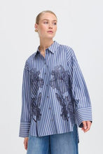 Indlæs billede til gallerivisning Byfiras flower shirt, Blue quartz mix