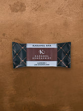 Indlæs billede til gallerivisning Karamel Kompagniet karamelbar &quot;lakrids i lys chokolade&quot;