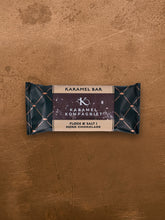 Indlæs billede til gallerivisning Karamel Kompagniet karamelbar &quot;fløde &amp; salt i mørk chokolade&quot;