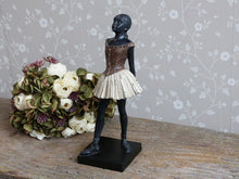 Indlæs billede til gallerivisning Chic Antique stående ballerina fv. mocca